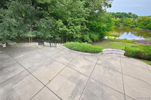 363 Lakewood Drive, Bloomfield Hills, MI 48304