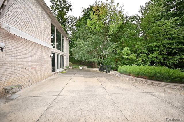 363 Lakewood Drive, Bloomfield Hills, MI 48304