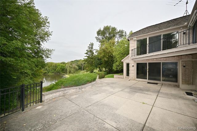363 Lakewood Drive, Bloomfield Hills, MI 48304