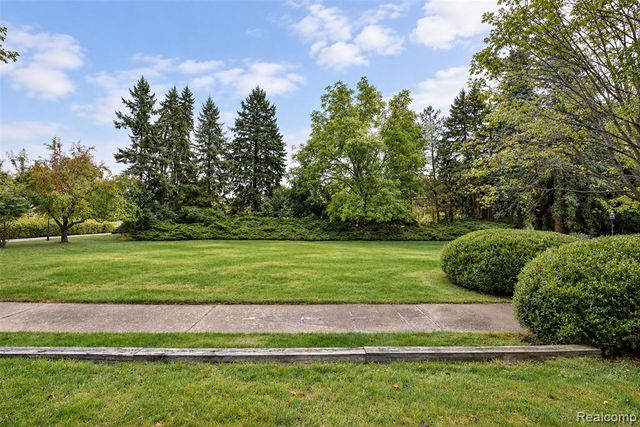 363 Lakewood Drive, Bloomfield Hills, MI 48304