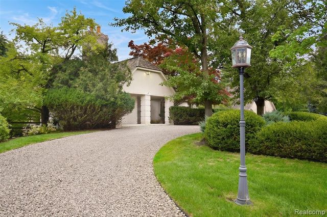 363 Lakewood Drive, Bloomfield Hills, MI 48304