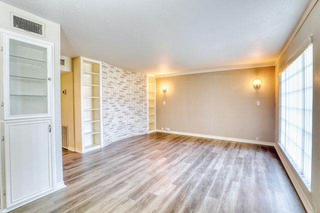 2201 Fountain View Drive J 15, Houston, TX 77057