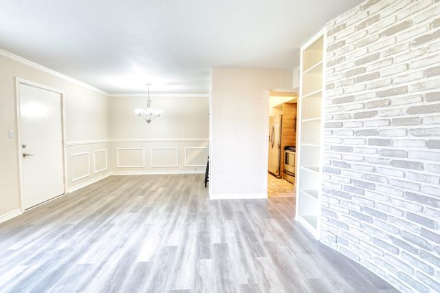 2201 Fountain View Drive J 15, Houston, TX 77057