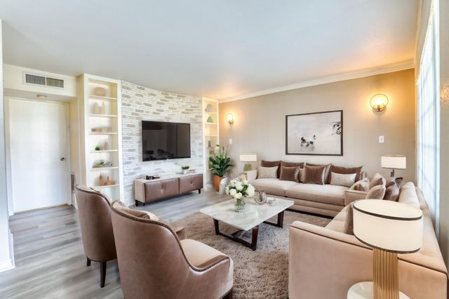 2201 Fountain View Drive J 15, Houston, TX 77057