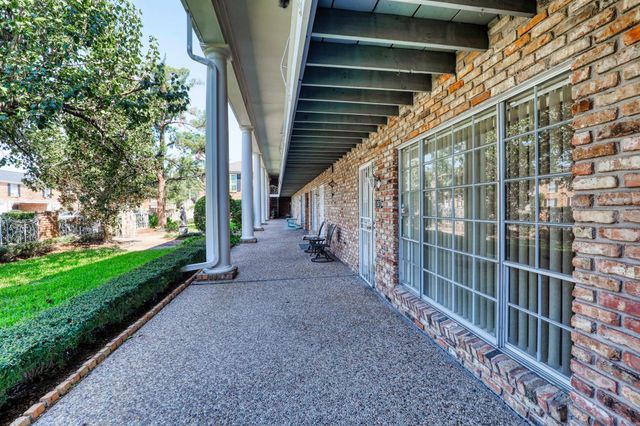 2201 Fountain View Drive J 15, Houston, TX 77057