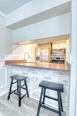2201 Fountain View Drive J 15, Houston, TX 77057