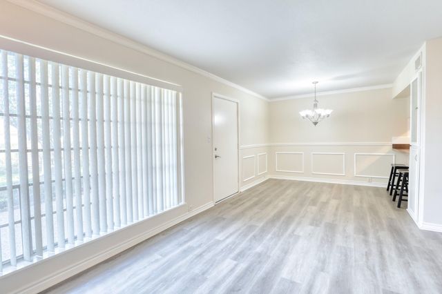 2201 Fountain View Drive J 15, Houston, TX 77057
