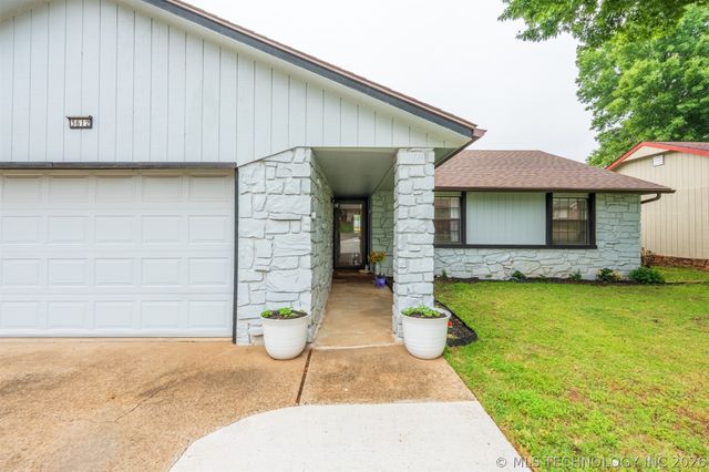 3612 S Redbud Drive, Sand Springs, OK 74063