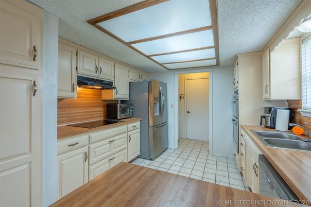 3612 S Redbud Drive, Sand Springs, OK 74063