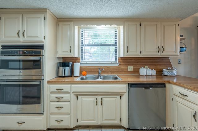 3612 S Redbud Drive, Sand Springs, OK 74063