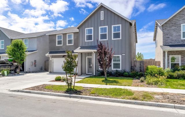 2453 W Claridge Way, Hanford, CA 93230