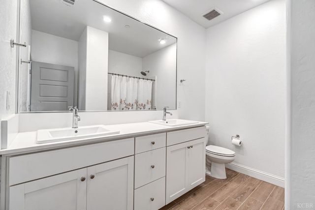 2453 W Claridge Way, Hanford, CA 93230