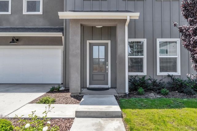 2453 W Claridge Way, Hanford, CA 93230