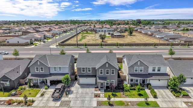 2453 W Claridge Way, Hanford, CA 93230