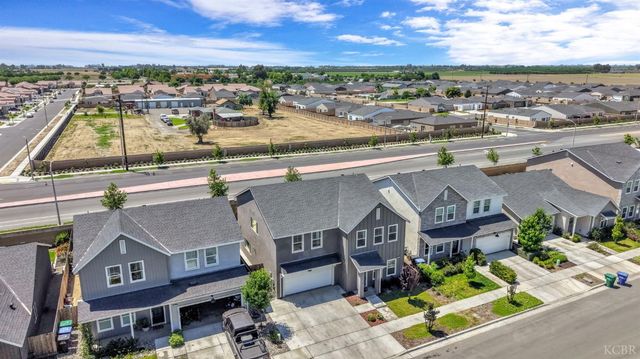 2453 W Claridge Way, Hanford, CA 93230