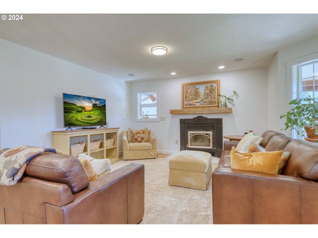 75401 CLATSKANIE VALLEY Dr, Clatskanie, OR 97016