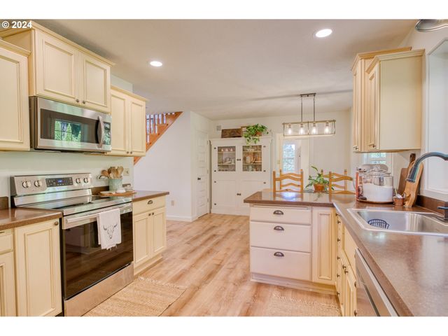 75401 CLATSKANIE VALLEY Dr, Clatskanie, OR 97016