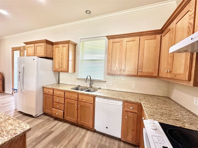 318 E 4th Street, Lindsay, TX 76250