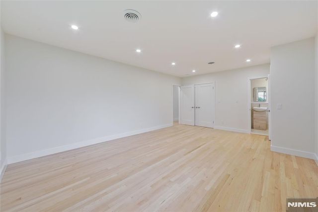 21 E Central Avenue, Bergenfield, NJ 07621