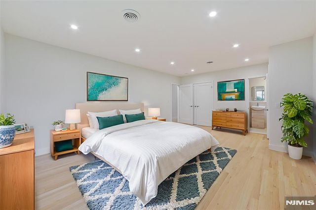 21 E Central Avenue, Bergenfield, NJ 07621