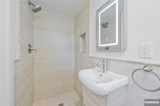 21 E Central Avenue, Bergenfield, NJ 07621