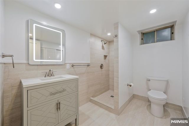 21 E Central Avenue, Bergenfield, NJ 07621