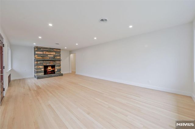 21 E Central Avenue, Bergenfield, NJ 07621