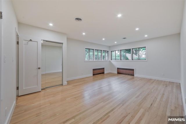 21 E Central Avenue, Bergenfield, NJ 07621
