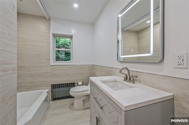 21 E Central Avenue, Bergenfield, NJ 07621