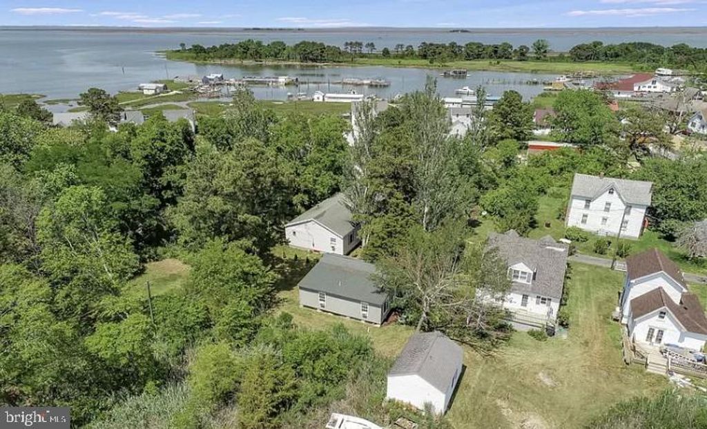Image 5 of property listing at 20805 SEVERN RD, Ewell, MD 21824