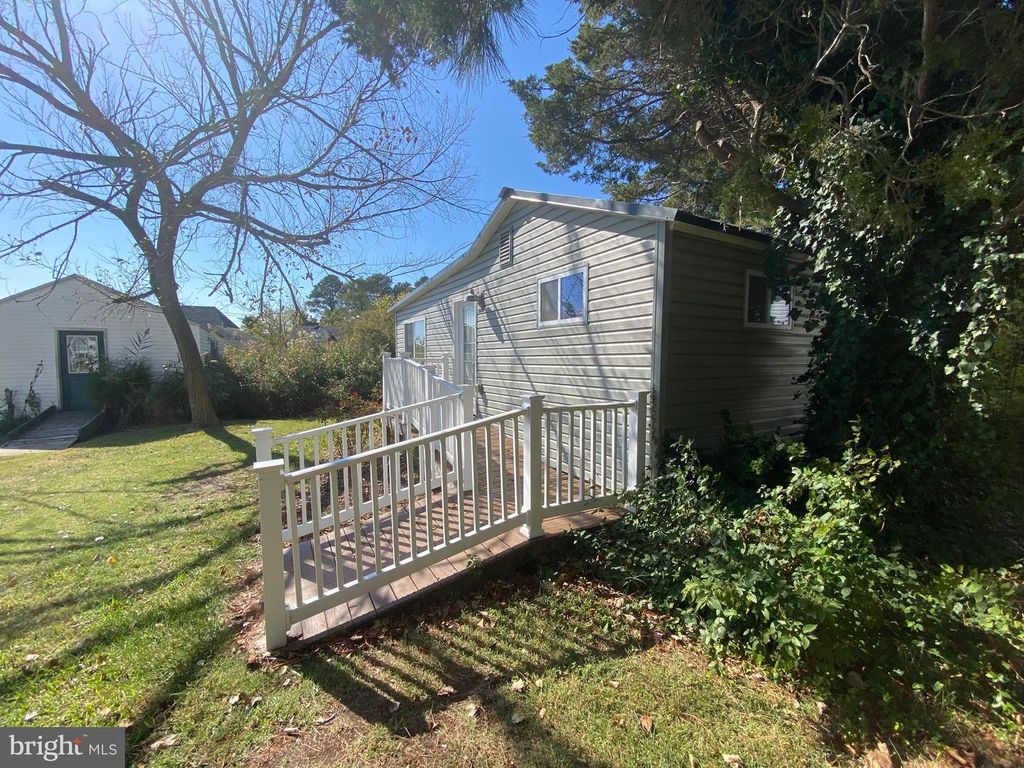 Image 7 of property listing at 20805 SEVERN RD, Ewell, MD 21824