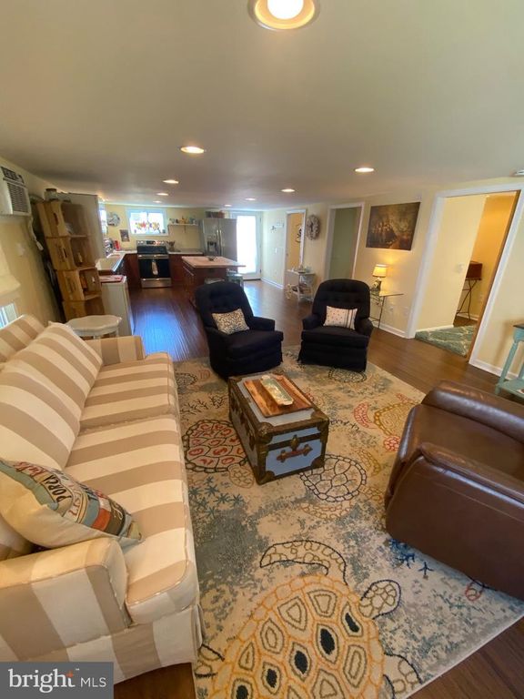 Image 8 of property listing at 20805 SEVERN RD, Ewell, MD 21824