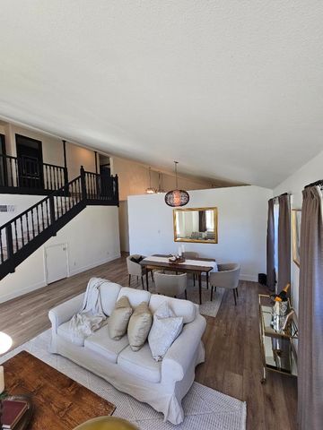 501 Bobbys Lane, Hollister, CA 95023