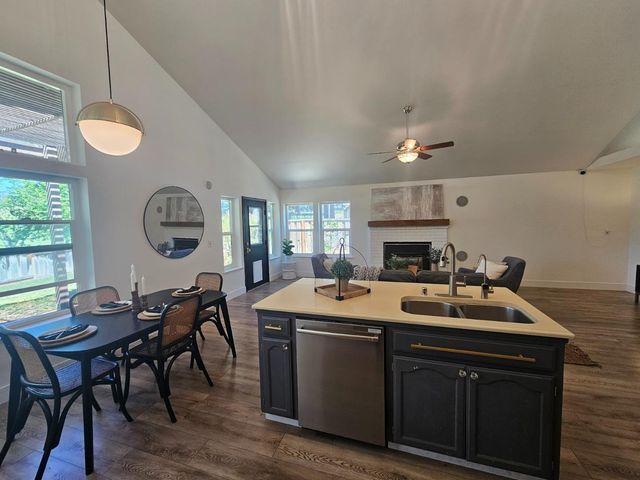 501 Bobbys Lane, Hollister, CA 95023