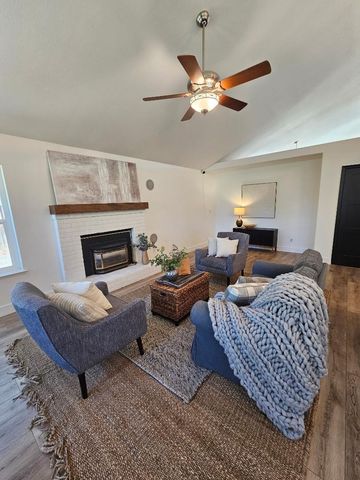 501 Bobbys Lane, Hollister, CA 95023