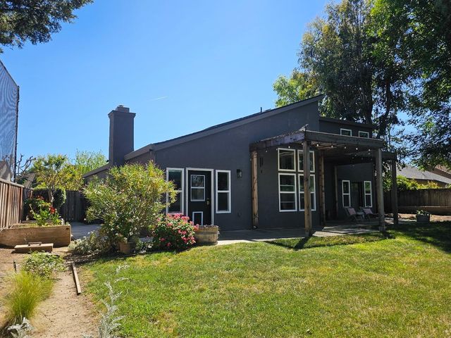 501 Bobbys Lane, Hollister, CA 95023