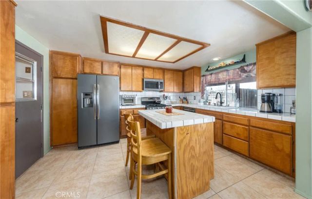 11090 Pinon, Hesperia, CA 92345