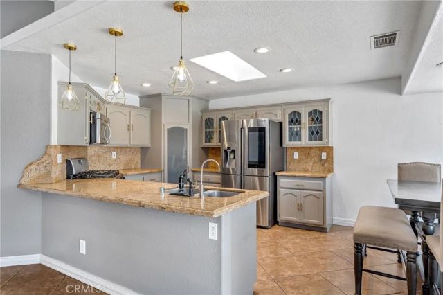 7592 Redwood Avenue, Hesperia, CA 92345