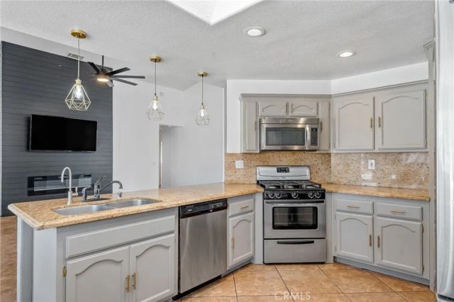 7592 Redwood Avenue, Hesperia, CA 92345