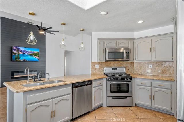 7592 Redwood Avenue, Hesperia, CA 92345