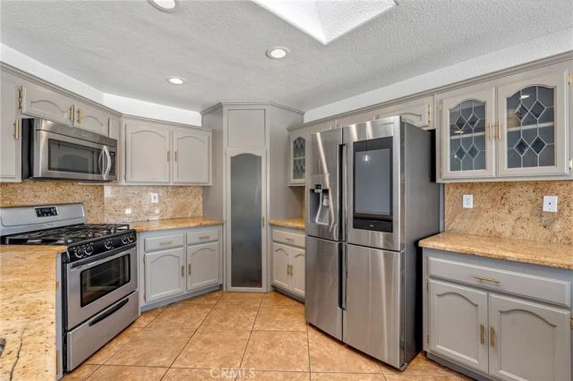 7592 Redwood Avenue, Hesperia, CA 92345