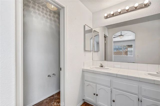 7592 Redwood Avenue, Hesperia, CA 92345