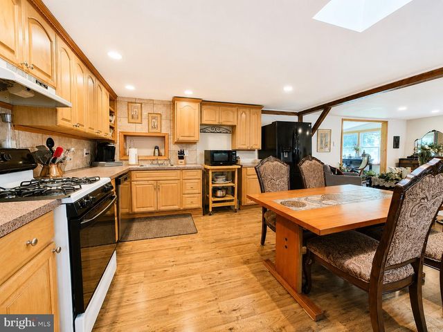 10 W BUTLER AVE, Doylestown, PA 18901