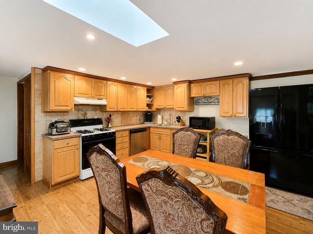 10 W BUTLER AVE, Doylestown, PA 18901