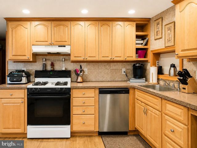 10 W BUTLER AVE, Doylestown, PA 18901