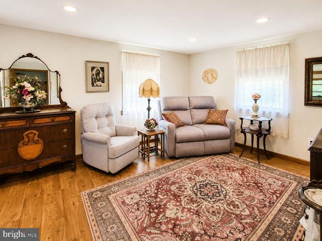 10 W BUTLER AVE, Doylestown, PA 18901