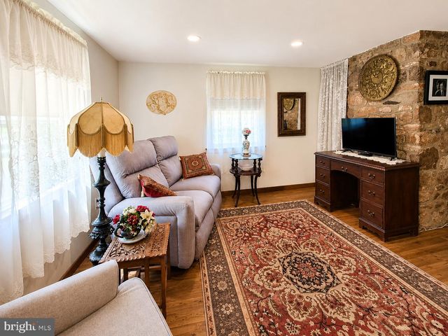 10 W BUTLER AVE, Doylestown, PA 18901