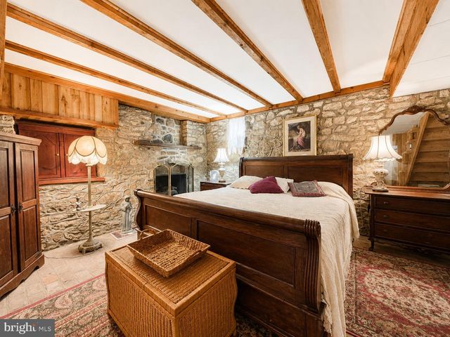 10 W BUTLER AVE, Doylestown, PA 18901