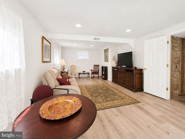 10 W BUTLER AVE, Doylestown, PA 18901
