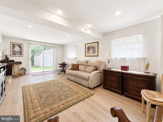 10 W BUTLER AVE, Doylestown, PA 18901